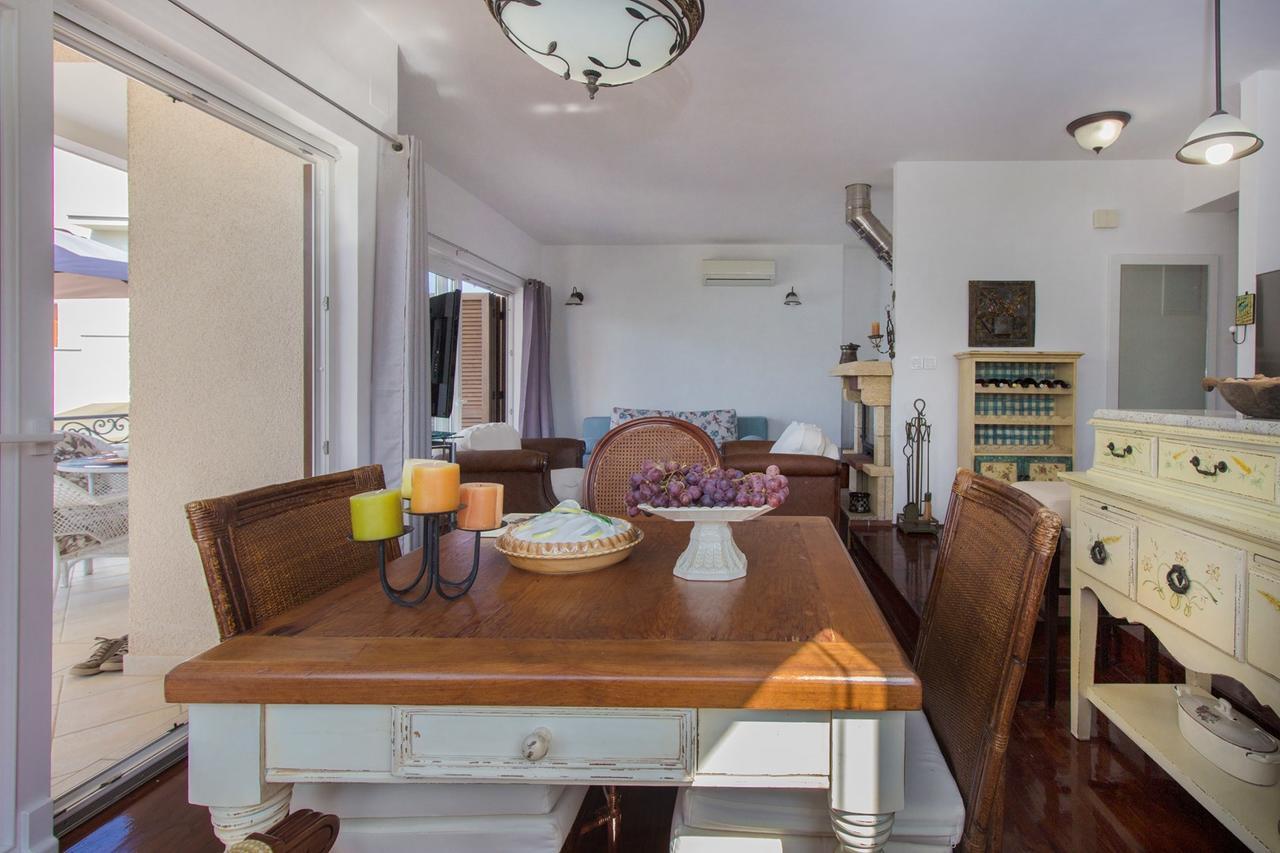 Sea Breeze - Front Sea Apartment Zaboric Esterno foto