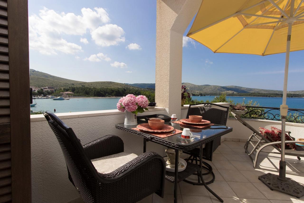 Sea Breeze - Front Sea Apartment Zaboric Esterno foto