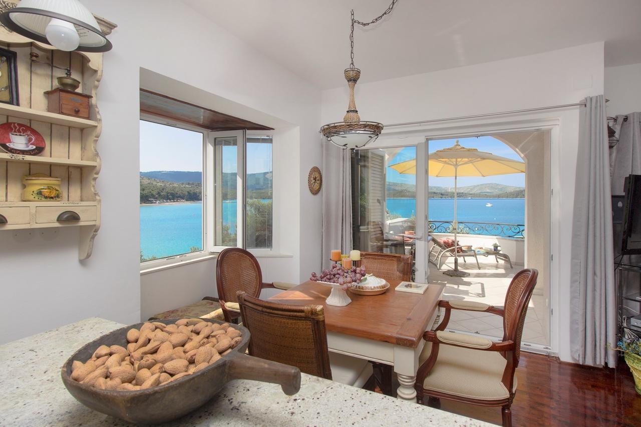 Sea Breeze - Front Sea Apartment Zaboric Esterno foto